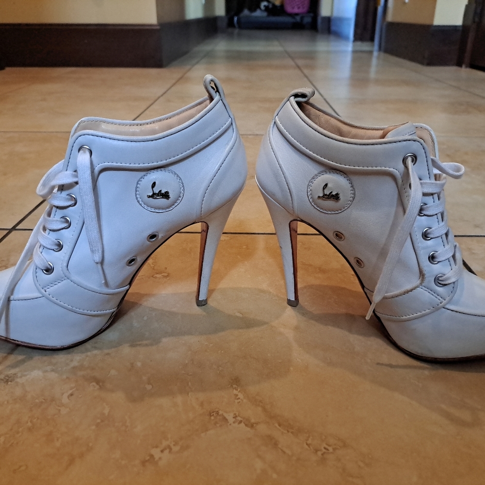 Christian Louboutin white leather pom pom Booties sz 9 US vintage